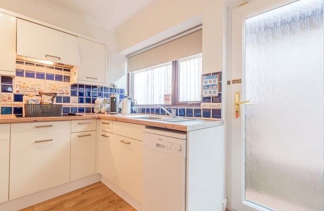 Offa's Lodge Family home quiet area with sea views