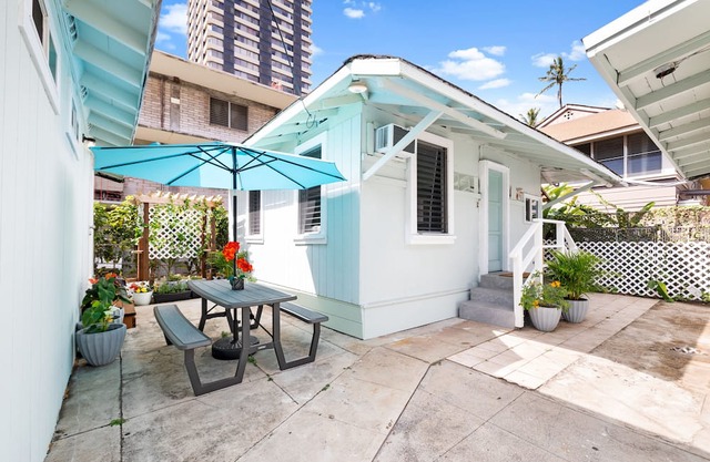 Cozy 1BR/1BA Hawaiian Hideaway - Ideal for Couples, Near Top Attractions