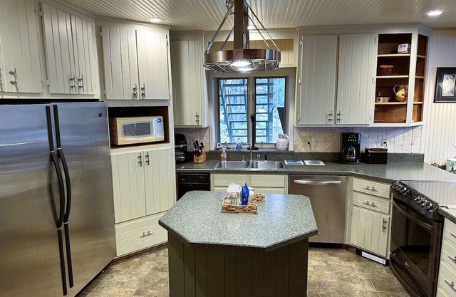 Beautiful Lakeside Property Perfect for Any Season