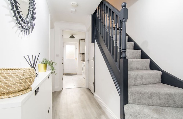 Charming 3- Bedroom Terrace House w/Netflix