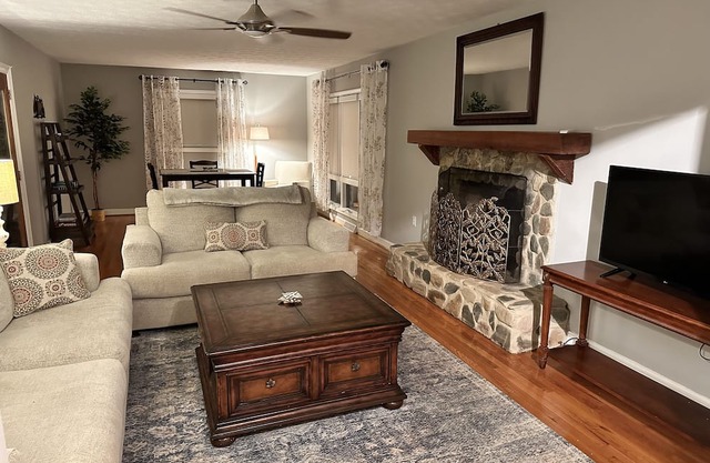 Spacious Comfort Near Clemson Campus - Your Ideal Getaway for Any Occasion!
