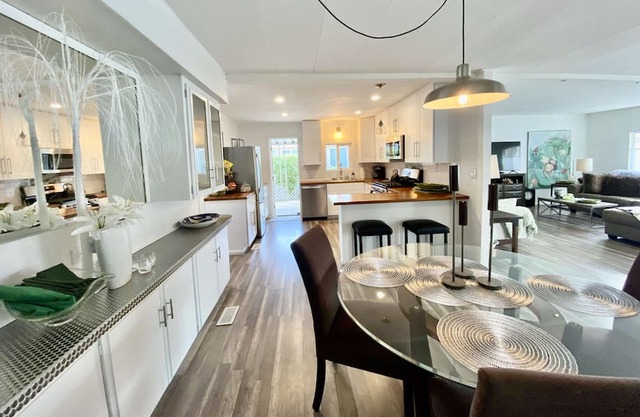 Palm Springs Tiki Getaway! Pet-Friendly!