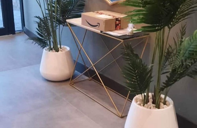 1 bedroom modern apartment in Woking with own parking.