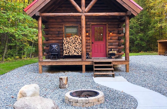 Sacandaga Serenity: Your Ultimate Cozy Cabin Getaway Awaits! 550 ft Lake Front!