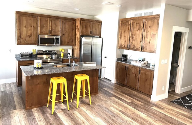 Brand New Ammon 4 Bedroom Townhouse--Clean and Fresh linens, Stocked Kitchen