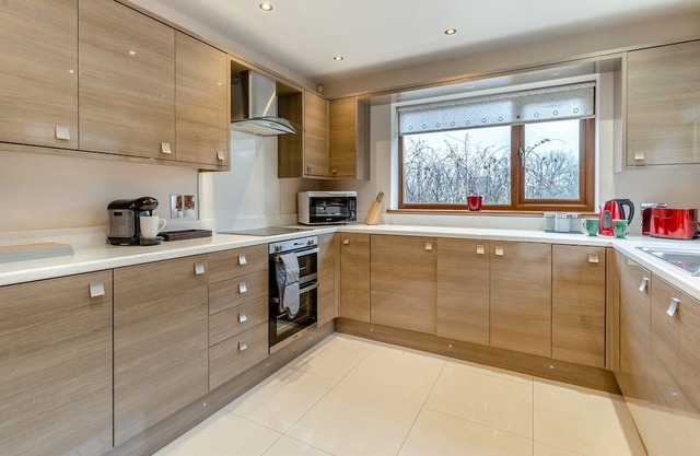 3 bedroom accommodation in Neath