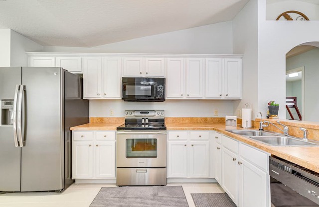 Dunnellon Home w/ Lanai - Close to Hikes!