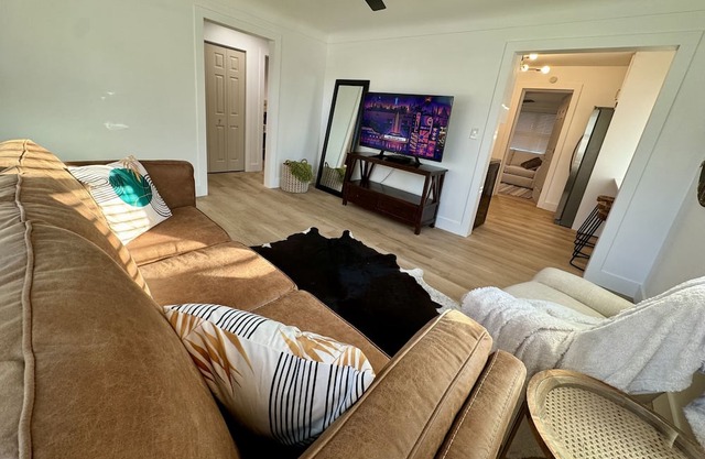 Hampton Hideaway in Saint Pete with WiFi, smart TVs, firepit, & free parking!