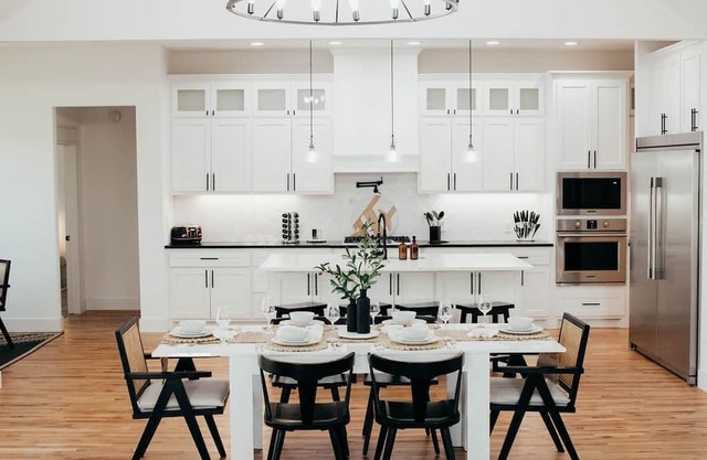 3000 sqft, Garage Parking, BIG Kitchen, KING Bed