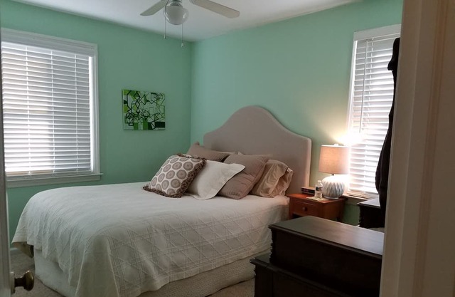 Cozy 2-bedroom cottage with WiFi, AC just a mile from the Augusta National