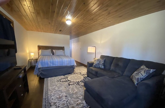 Pet friendly Studio Apartment on quiet street with extra large parking garage!