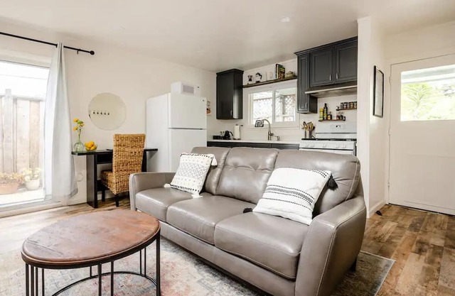 Cozy cottage two blocks to the beach!