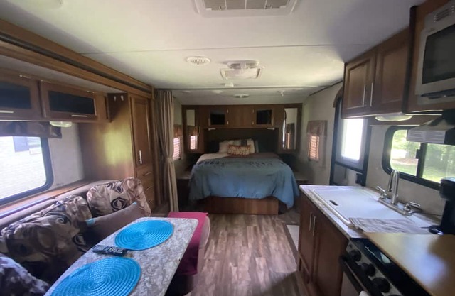 Country getaway within 8 miles of more hunting and fishing than your 💕’s desire