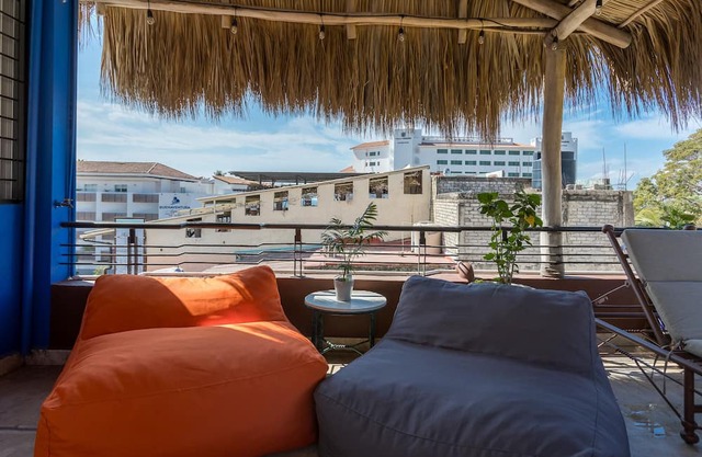 Paraiso Bohemio , 1 block from the beach