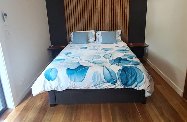 Private Getaway - free parking - room for boat