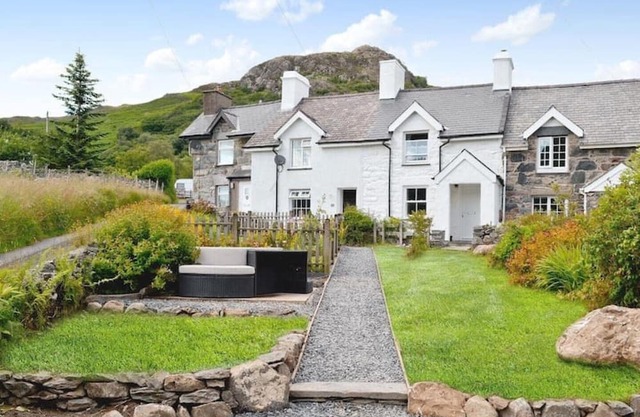 Stunning hot tub cottage with Snowdon views!