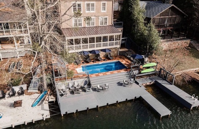 Lakefront -Heated Pool -EV Charger -Private Dock -Fire Pit -Kayaks -Game Room