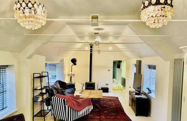 Superb 2 bed cottage - Hot tub, log burner and gardens in tranquil setting