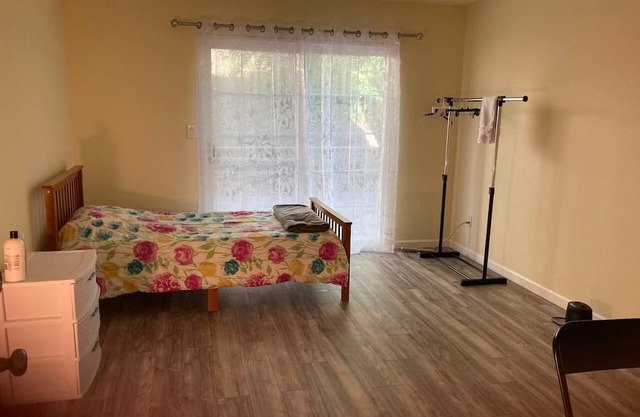 Cozy Private Bedroom in Prime Location