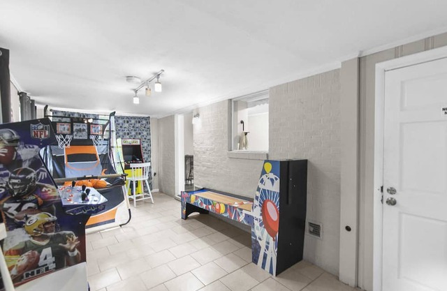 Center Point Gem: 4BR, Parking & Long Stays