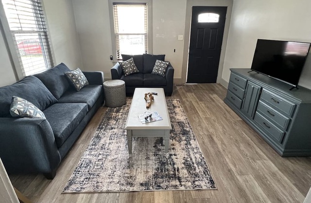 Cozy Home Near Bourbon Trail, Airport & NuLu-Pet Friendly Backyard.