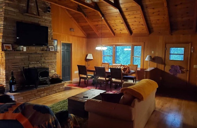 In-Town Cottage with in-Woods vibe