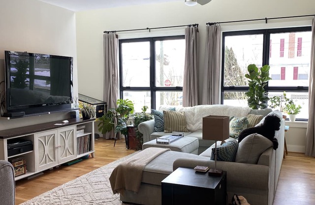 Beautiful renovated family home on the Eastport peninsula Walk to USNA