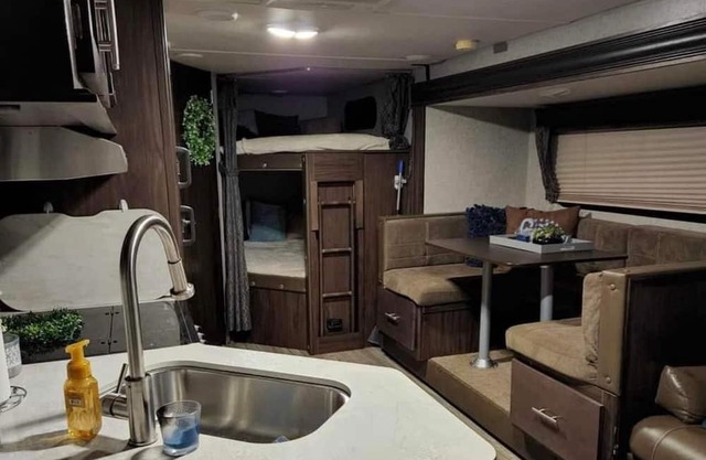 Cozy small camper in a quiet neighborhood and enjoy the sounds of nature