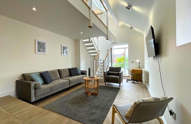 4 Bedroom Duplex Near Races and Hospital, Sleeps 7