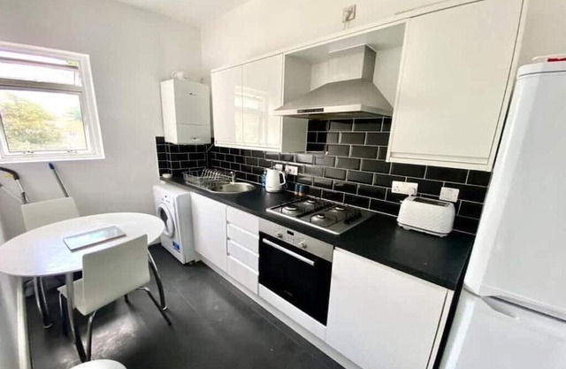 Mile End - 1 Bedroom Apartment, Sleeps Upto- 2, 3 Min Walk to Mile End Station