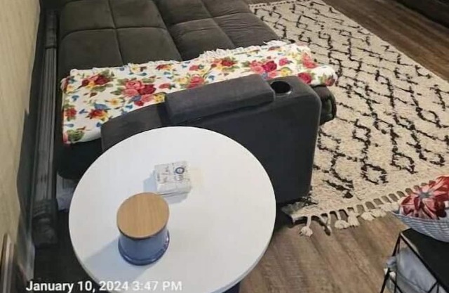 Cottage slps 4, w-hot tub, ice mach, washer/Dryer,kitchenette with appliances.