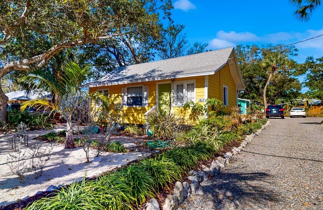 Charming dog-friendly cottage with patio & home office - near golf & the beach