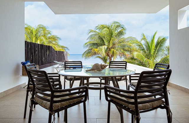 La Casa de Mimi Modern and Renovated Water Front Beach House