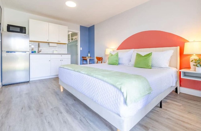 5 min to BEACH walk to restaurant, bars, mall, etc