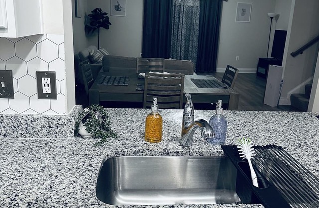 Farm & Mountain View Paradise, Quiet Neighborhood Close to Shops and Restaurants