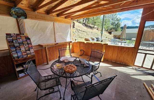 Next to Everything!!! MT. Rushmore, SXS, bike, hiking trails. Walk to Hill City