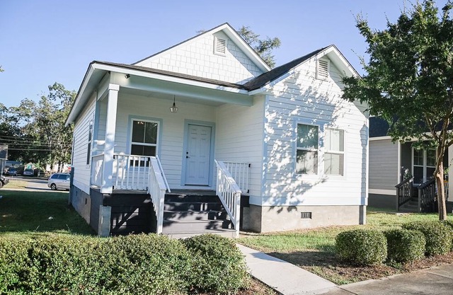 Cozy cottage getaway near downtown Thomasville. Friendly to children and pets!