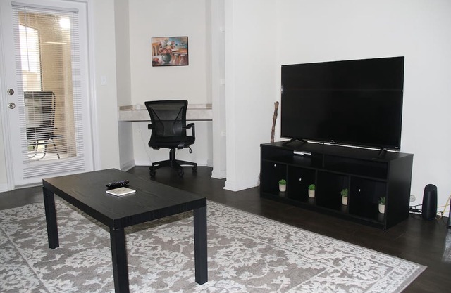 Spacious Apt in Sanford, FL, High Ceilings, Washer/Dryer w/ Patio, Pool Access