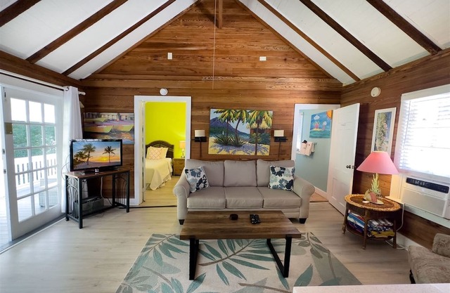 Tree House Retreat - 2 Bedroom / 1 Bath with large shared pool