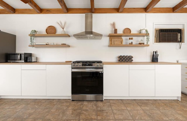 Private and secluded desert cabin with views. Close to JTNP and Pioneertown