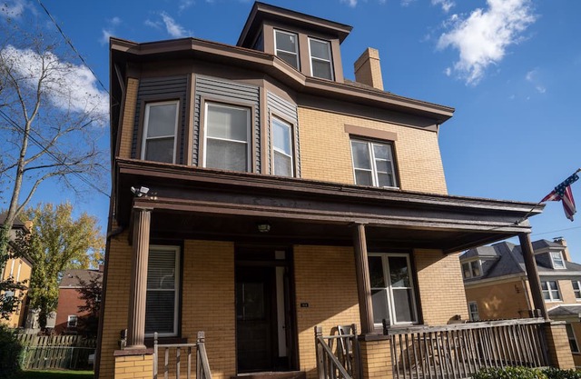 12 minutes to downtown Pittsburgh! Cozy 2-bedroom in a quiet neighborhood