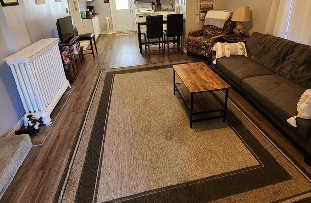 Cozy apartment in charming small town Winterset, walking distance to square