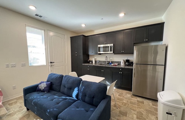 Comfortable 1b1b/ private laundry and kitchen