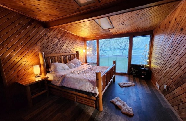 4 bedroom 2 bath in Peoria totally renovated! Hot Sauna! Pet-Friendly!