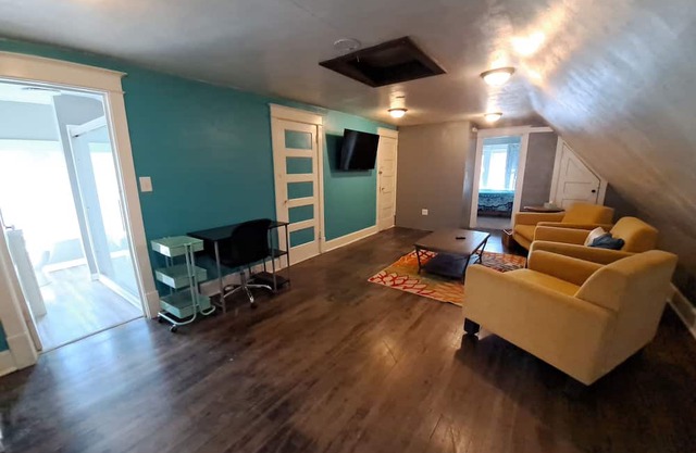 Breathtaking 4 Bed 2 Bath Extented Stay with Lake Superior Views. Pet friendly!