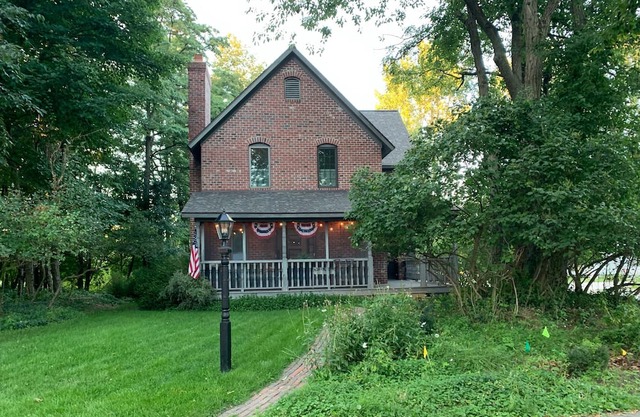 Charming and Spacious Cottage. Beach access to beautiful Lake Michigan.