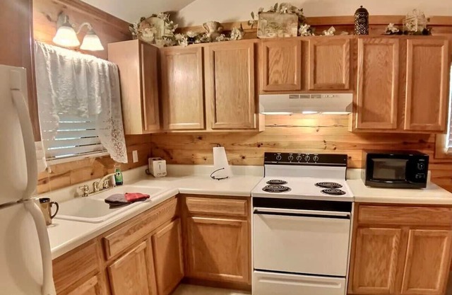 Wisteria Lane 4 Secluded, XL front porch, Spa Tub