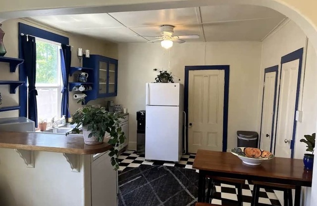 Historic cabin with clawfoot tub close to downtown