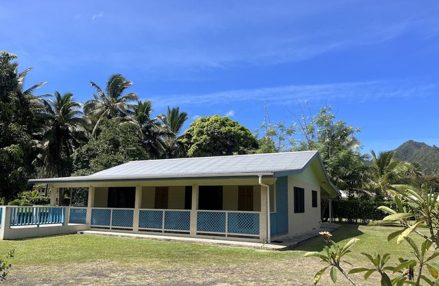 Modern spacious home - Mountain-side views, 10 minute walk to the beach.