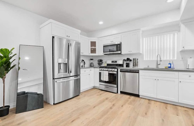 Stylish New home Near DTLA, Disneyland, SOFI